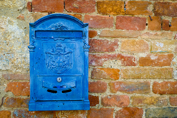 follow-the-colours-shutterstock-significado-cores-caixa-correio-azul