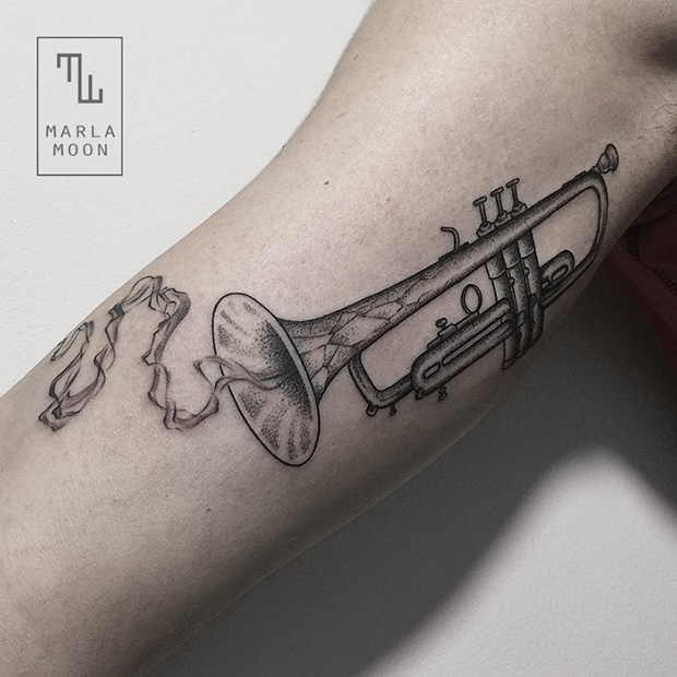 tattoo tatuagens linhas finas marla moon trompete
