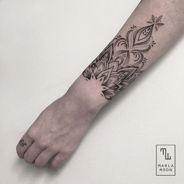 tattoo tatuagens linhas finas marla moon ornamento braço