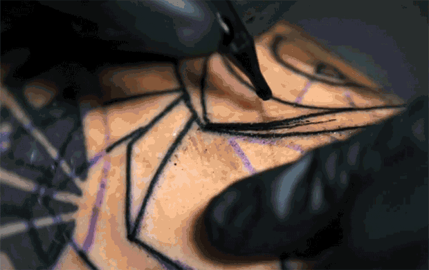 Vídeo em câmera lenta mostra tatuagem em slow motion sendo feita - FTCMAG