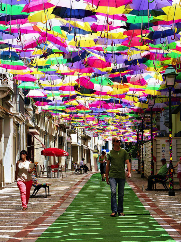 mobile Philadelphia Joke Cidade de Águeda em Portugal ganha instalação com guarda-chuvas coloridos –  FTCMAG