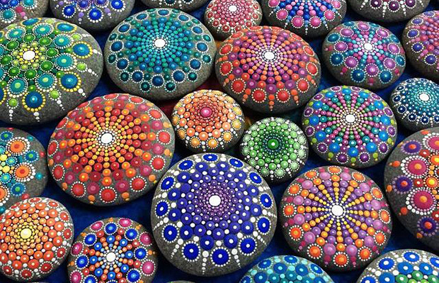 Elspeth McLean pedras mandalas coloridas 12