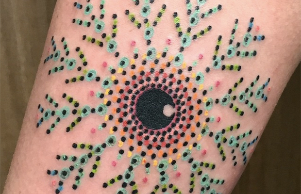 Tattoo Tomas Garcia tatuagens pontos coloridos