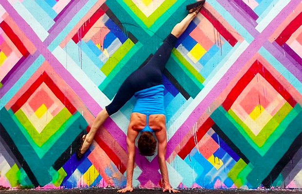 yoga street art fotografias Soren Buchanan