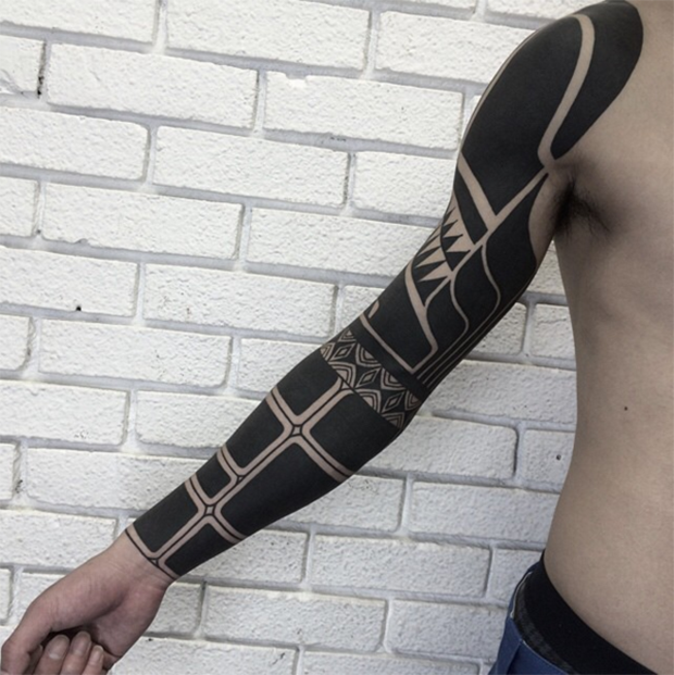Blackout Tattoo tendência de tatuagem transforma partes