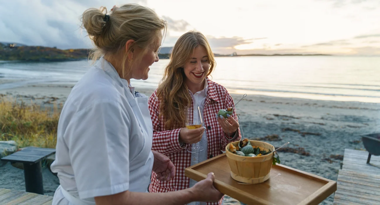 Imagem de norueguesas comendo mostrando destino gastronômico