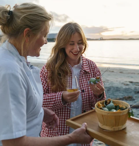 Imagem de norueguesas comendo mostrando destino gastronômico